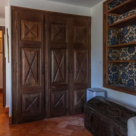 Available 6 * Sintra
